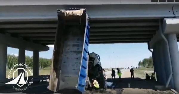 На трассе М-5 в Челябинской области грузовик с поднятым кузовом врезался в мост