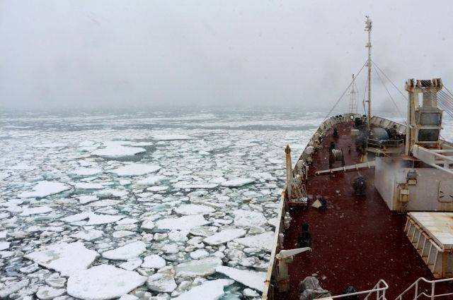 Российские моряки обнаружили в Антарктиде неизвестную впадину