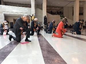 Демократы конгресса встали на колени в память о Джордже Флойде