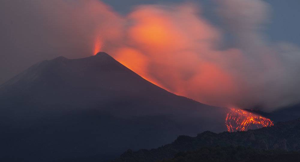 «Второй раз за два месяца»: На Сицилии проснулся крупнейший действующий вулкан Европы