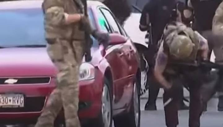 Полицейские США прокалывают шины на автомобилях всем подряд (видео)