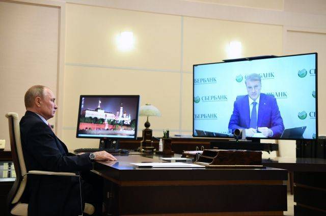 Путин поздравил Грефа с признанием Сбербанка лучшим банком мира