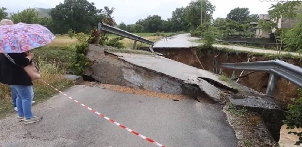 Мощная непогода в Италии обвалила мост, подтопила дома и автодороги: фото и видео