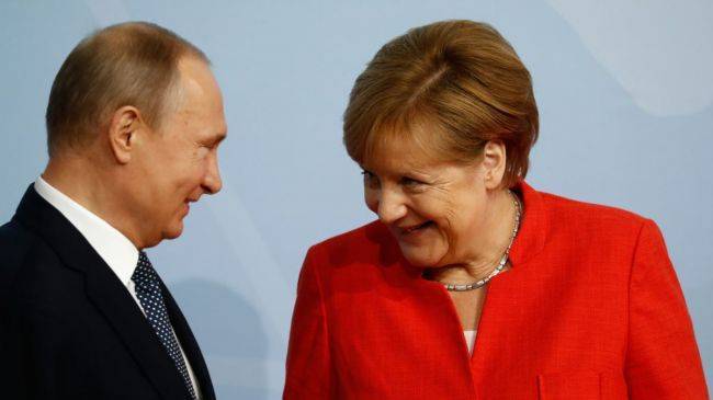 Сверяя часы: Путин и Меркель обсудили ситуацию в Сирии, Ливии и на Украине