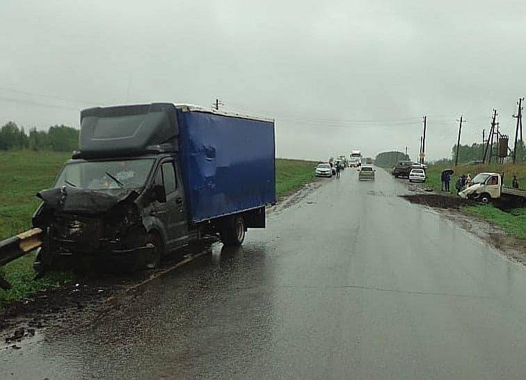 В Башкирии водитель грузовика погиб в массовой аварии