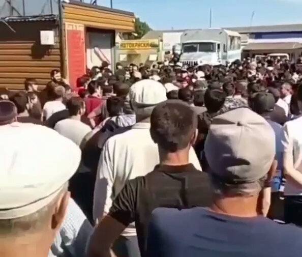 В Дагестане из-за полицейского произвола начался стихийный митинг