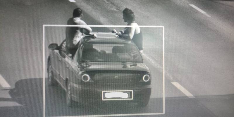 В Уфе трое парней вылезли в окно автомобиля прямо во время движения