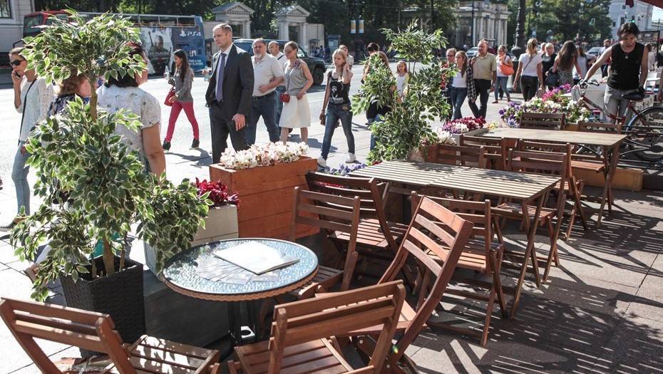 Летние кафе в Петербурге откроют на третьем этапе снятия ограничений
