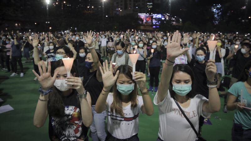Полиция Гонконга разгоняет демонстрацию по случаю годовщины протестного движения