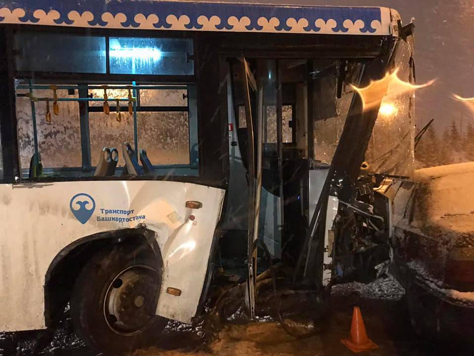 В Уфе автобус с двадцатью пассажирами врезался в столб