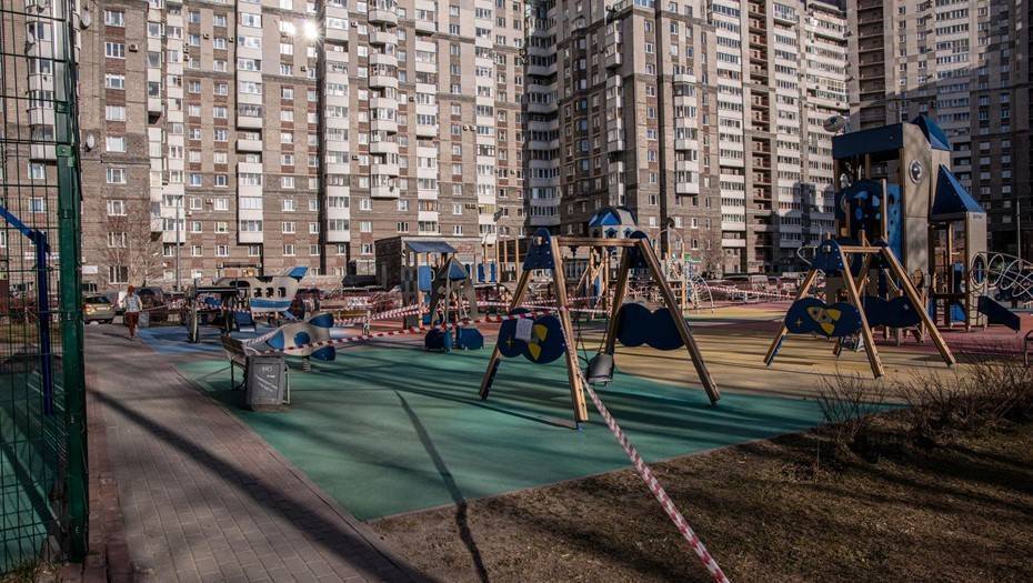 В Петербурге до конца июня откроют детские и спортивные площадки