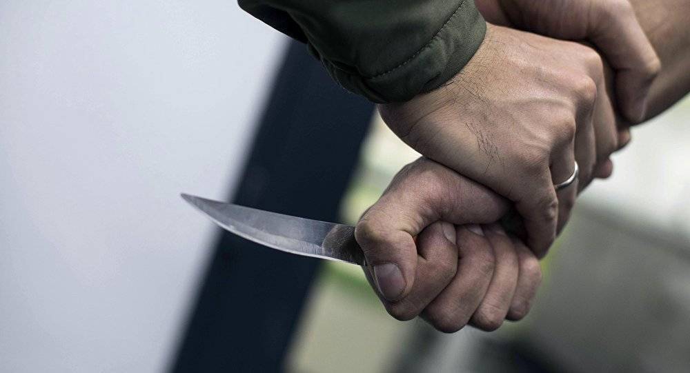 В Уфе пьяный мужчина с ножом пытался ворваться в торговый центр - news102.ru - Уфа - Нападение