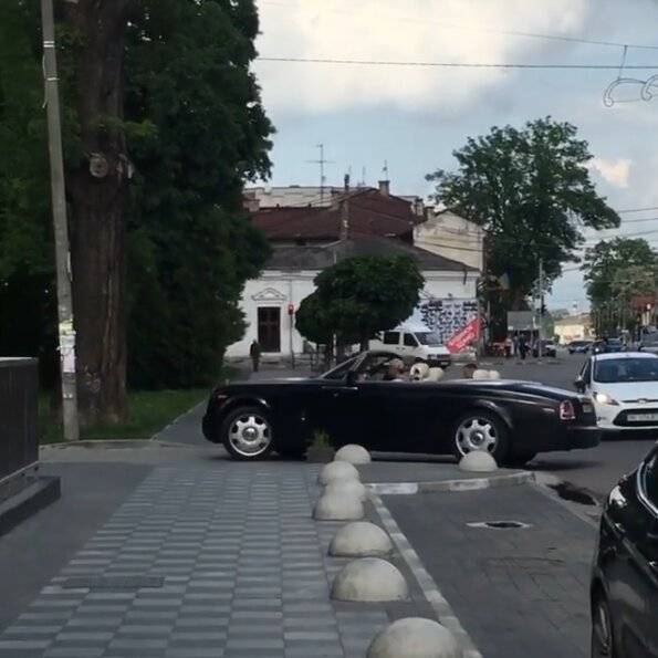Половина бюджета города на год: В украинском райцентре засекли дорогущий Rolls-Royce Phantom