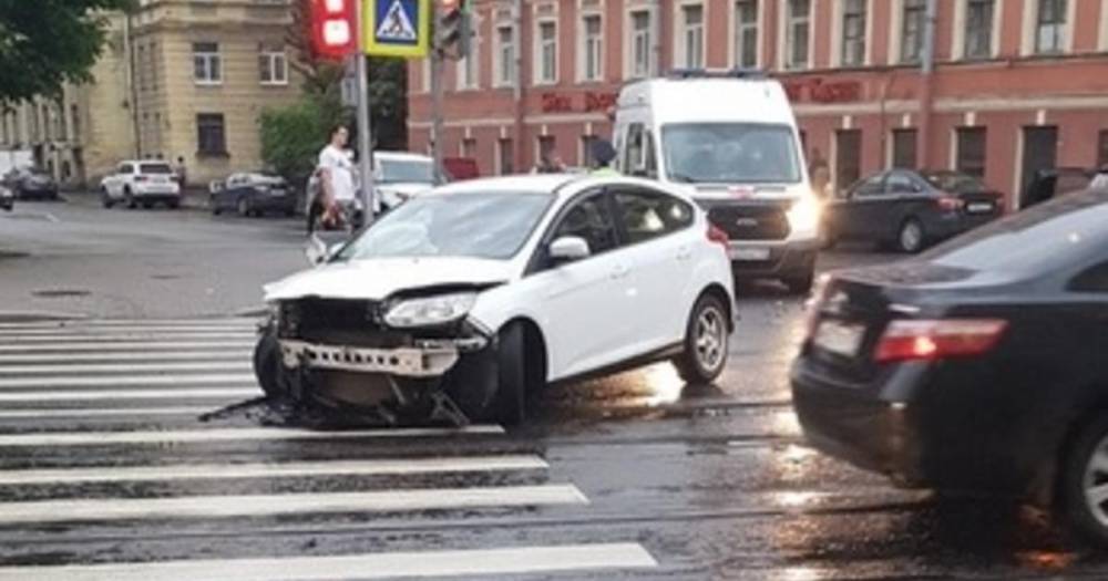 В серьезном ДТП в Петербурге пострадали 4 человека
