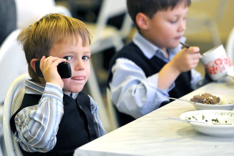 «У чиновников телефоны отобрал»: Радий Хабиров предложил запретить смартфоны на уроках