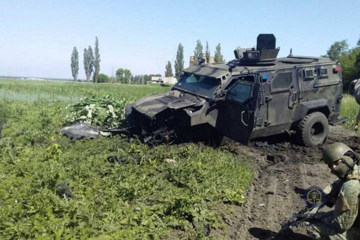 На Донбассе подорвался автомобиль ВСУ, ранены 10 человек