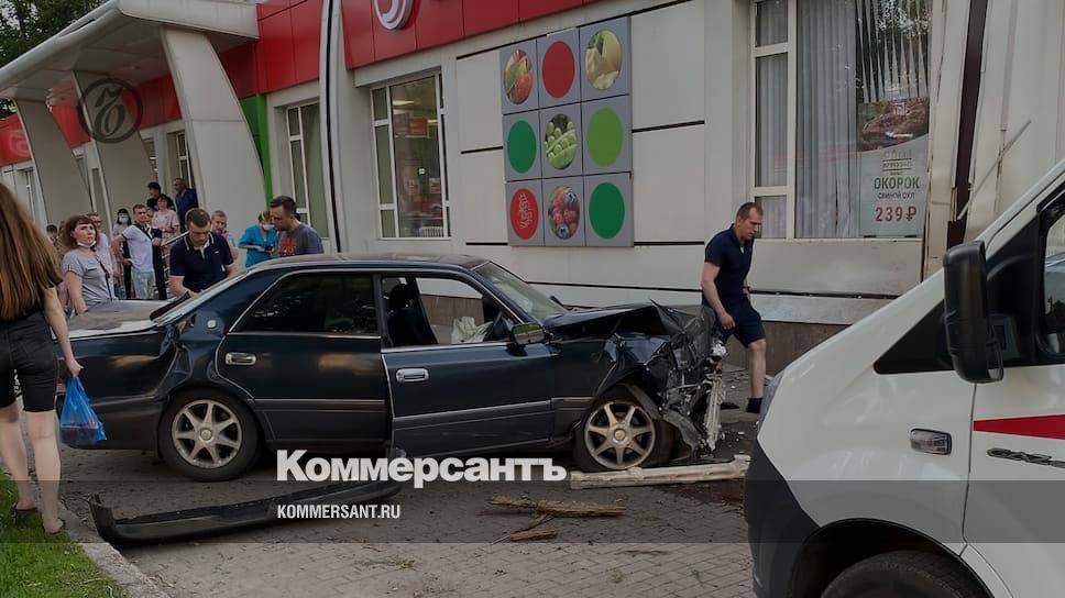В Воронеже полицейский сбил трех человек на тротуаре, один из них скончался