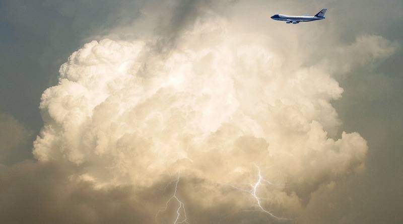 Очевидец случайно снял устрашающее видео, на котором молния ударяет в самолет
