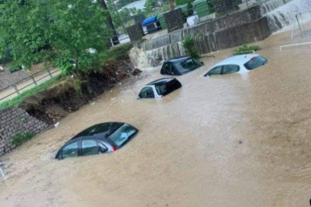 В Италии из-за мощных ливней под водой оказались десятки авто: видео