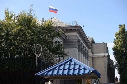 Возле посольства в Киеве сожгли российский флаг