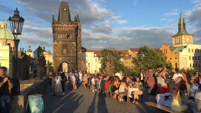 В Праге коронавирусу устроили прощальную вечеринку за 500-метровым столом