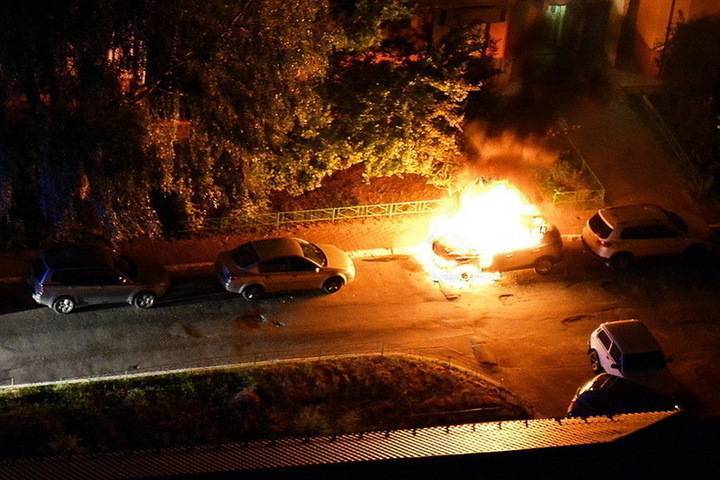 На улице Шишкова в Воронеже за полдня сгорели два автомобиля