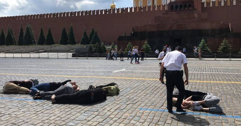 На Красной площади активисты выложили телами число 2036 в знак протеста против Путина: их сразу задержали