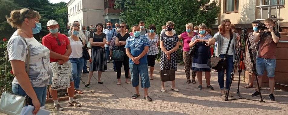 Вышли на митинг: Жители Лисичанска требуют восстановить подачу воды в городе
