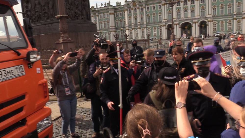 Участники флешмоба устроили провокацию на Дворцовой площади в день голосования.