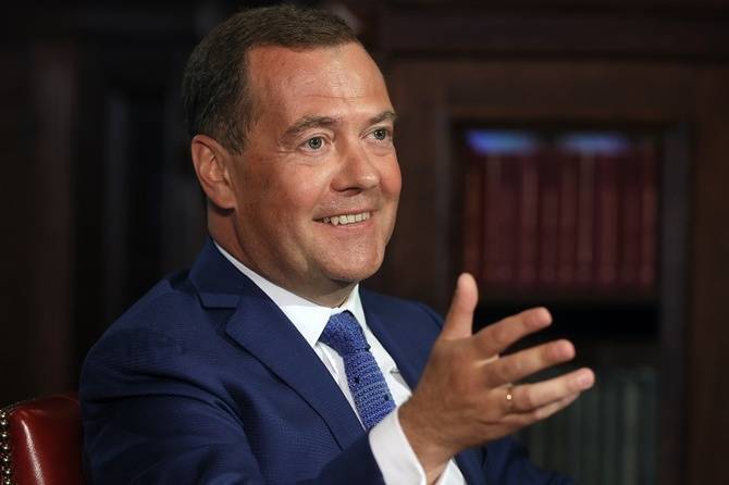 Медведев о курортах: «Цены атомные, но пандемия дает возможности для развития»