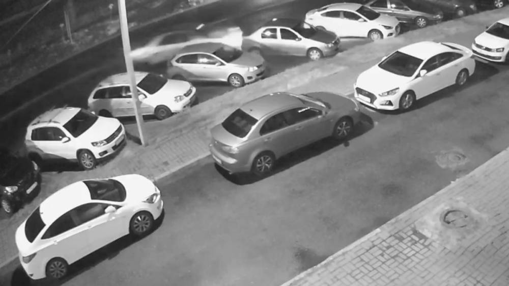 Появилось видео момента ДТП в Воронеже, где Mercedes протаранил 4 припаркованные машины