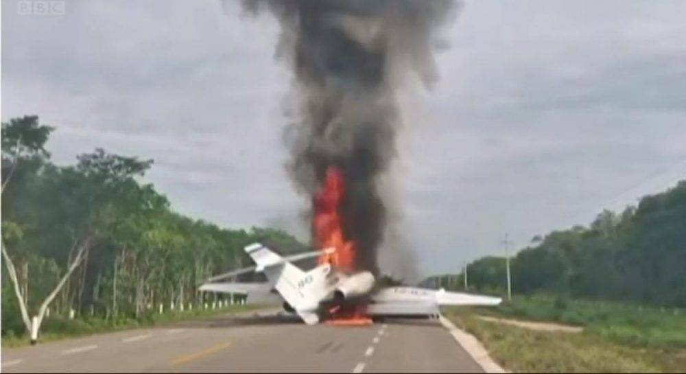 В Мексике самолет с кокаином загорелся после посадки и попал на видео