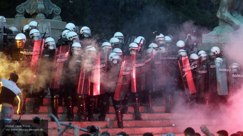 Сербские полицейские распылили в толпе протестантов слезоточивый газ