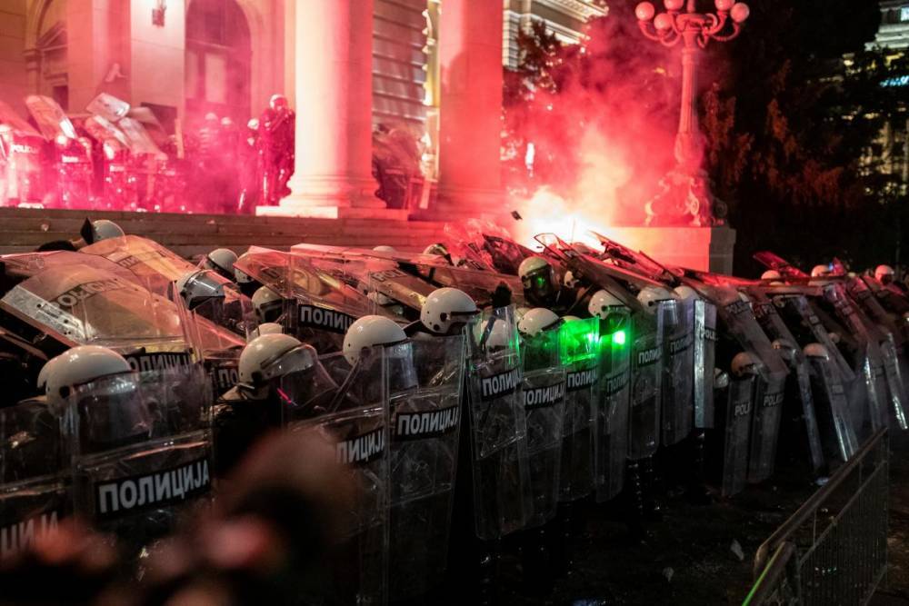 Беспорядки в Сербии: протестующие прорвались в здание парламента