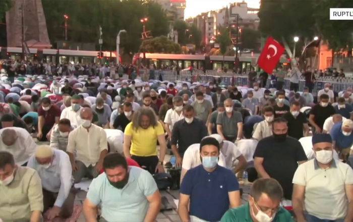 Турки в Стамбуле массово молятся у собора святой Софии, превращенного в мечеть - видео