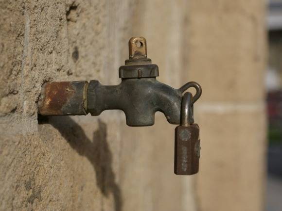 «Неделями нет воды»: отчаявшиеся жители Буйнакска окружили здание администрации города