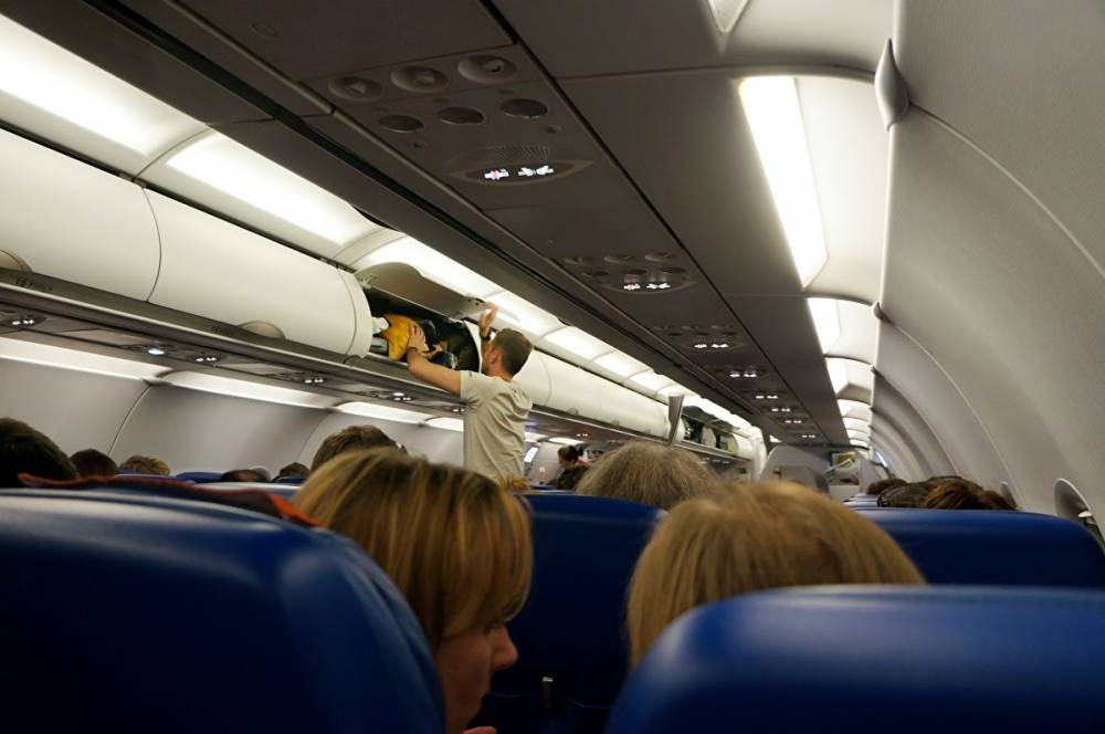 Пассажиры рейса Хабаровск — Сочи сообщили о потекшем во время полета потолке