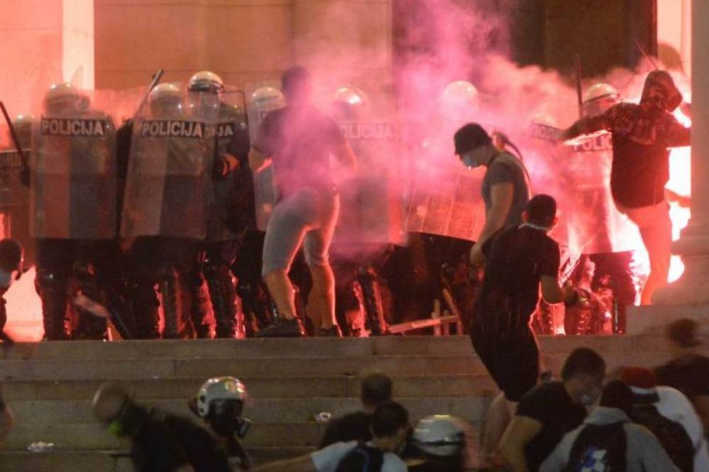 В Сербии протесты переросли в столкновения между активистами и полицией