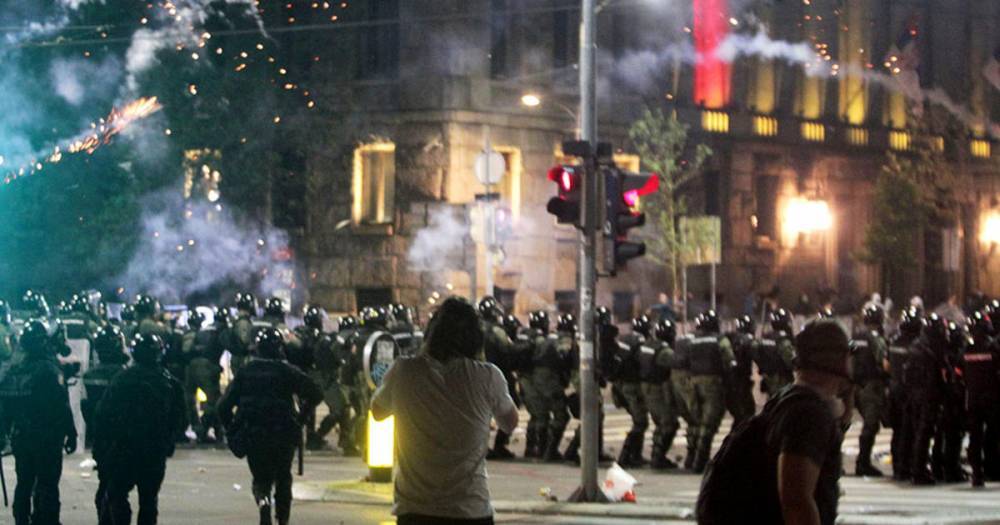 Полиция в Белграде задержала участников протестов у парламента страны