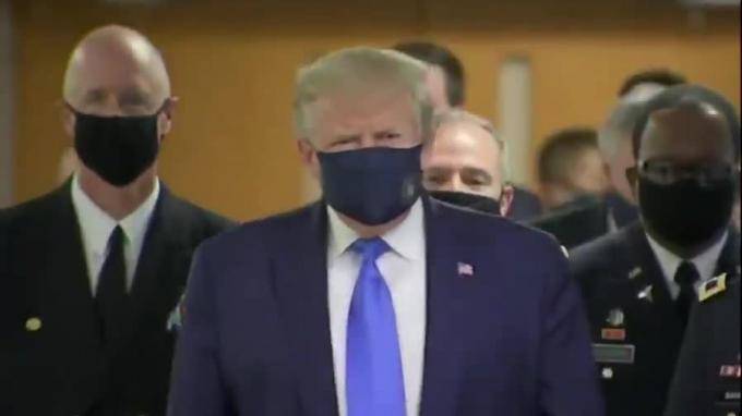 Трамп впервые с начала пандемии коронавируса появился на публике в маске