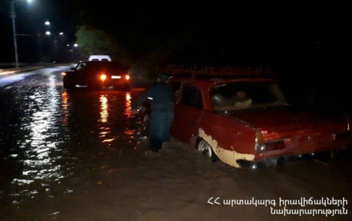 Из-за проливных дождей машины оказались в водном "плену" на трассе Ереван-Мецамор