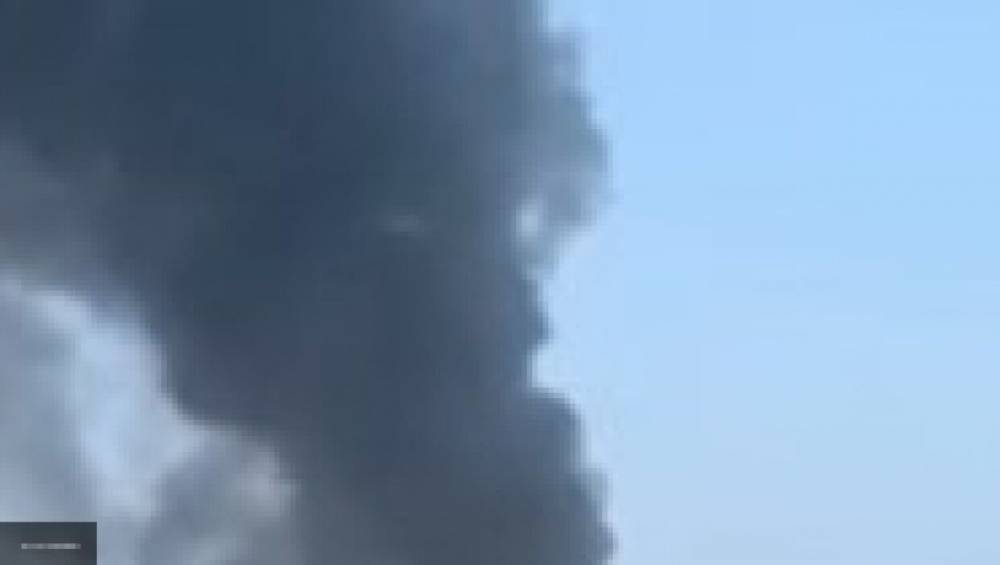 Появились кадры мощного пожара на крыше многоэтажного дома в Иркутске