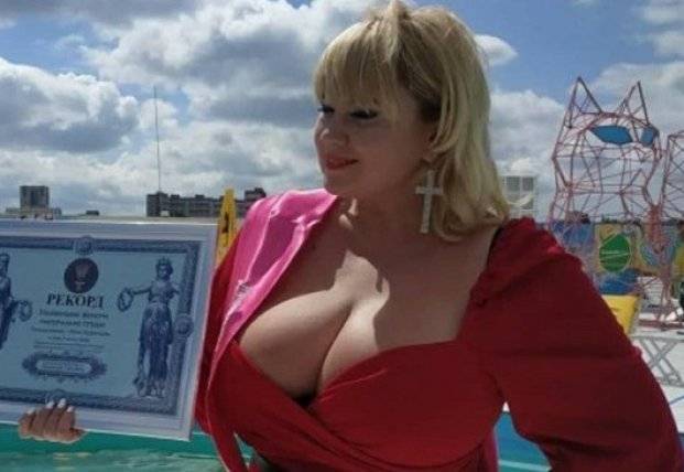 Украинка с 13 размером груди установила рекорд (фото)