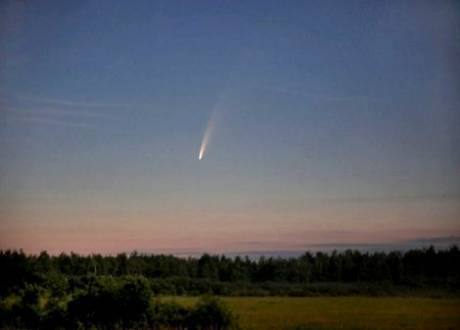Фото дня: над Землей летит яркая комета C/2020 F3 NEOWISE (ФОТО)