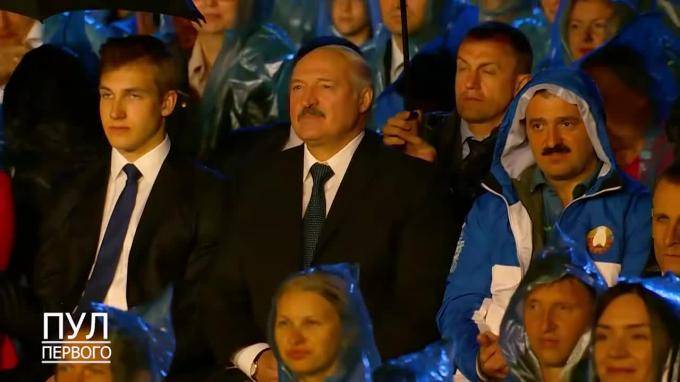 Стас Михайлов прекратил петь и промок ради рукопожатия Лукашенко