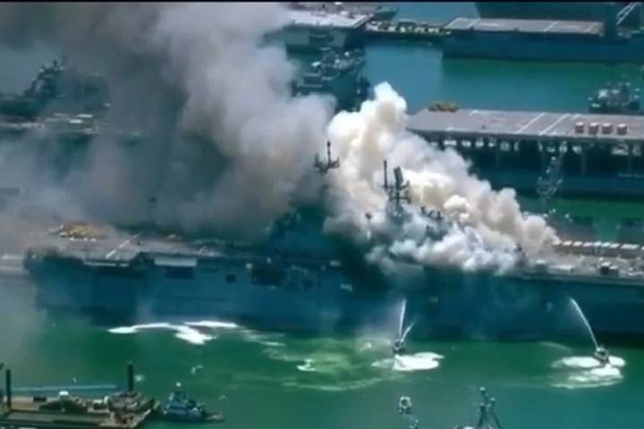 На авианосце ВМС США произошли пожар и взрыв
