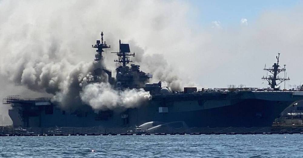 В США взорвался и загорелся корабль ВМС: много пострадавших. Фото и видео | Мир | OBOZREVATEL