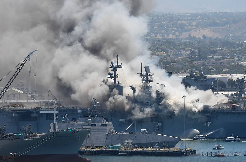 В Калифорнии на десантном корабле произошел взрыв и пожар