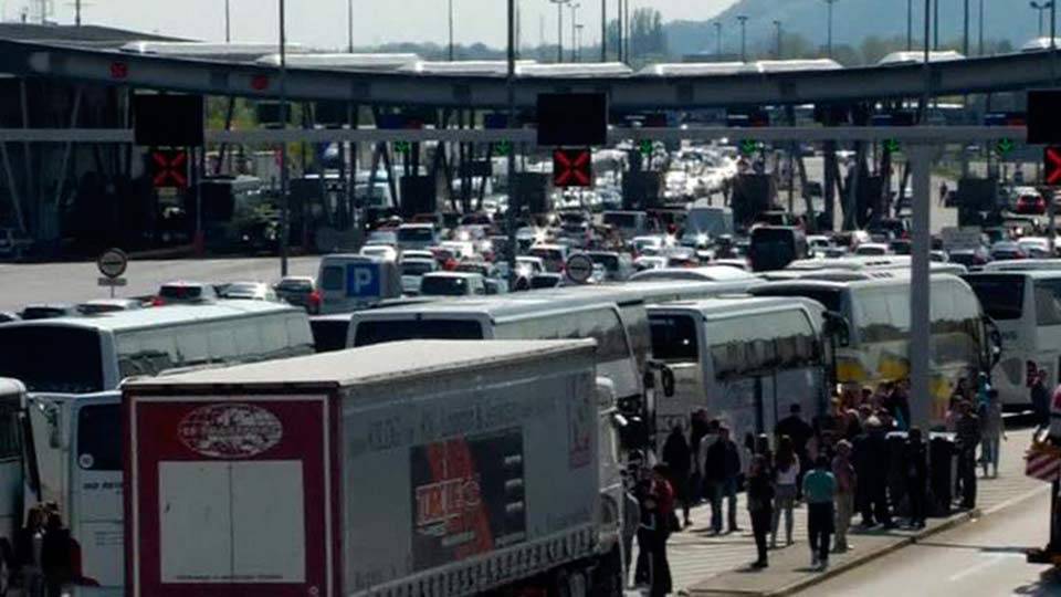 Огромные автомобильные пробки образовались на границе с Хорватией, несмотря на рекордное количество новых инфекций