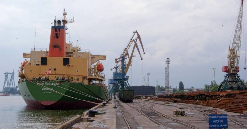 В Николаевском порту произошла утечка масла: загрязнина акватория Днепровско-Бугского лимана (5 фото)